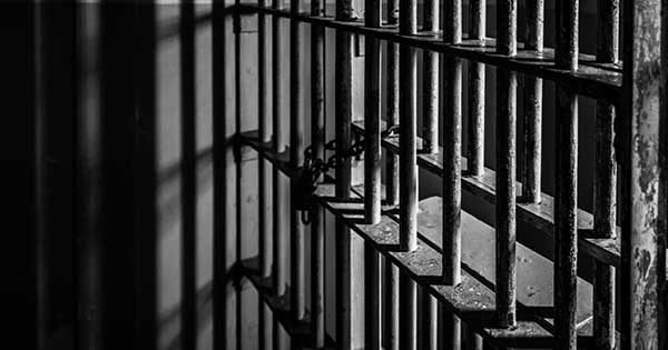 Aseguran en centro carcelario a hombre investigado por el homicidio de su padre